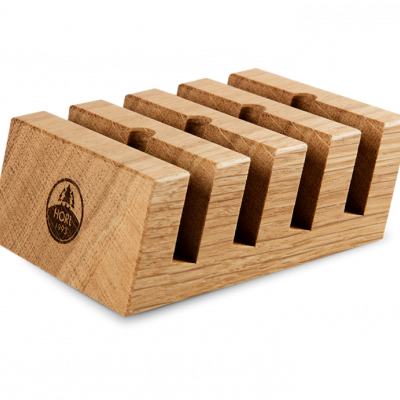 Base de madeira clara com várias ranhuras e logótipo gravado