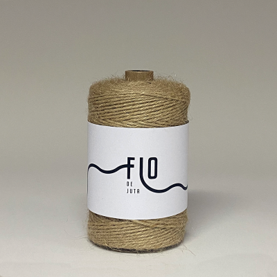 Rolo de fio de juta castanho com etiqueta branca e texto preto 'FLO DE JUTA'