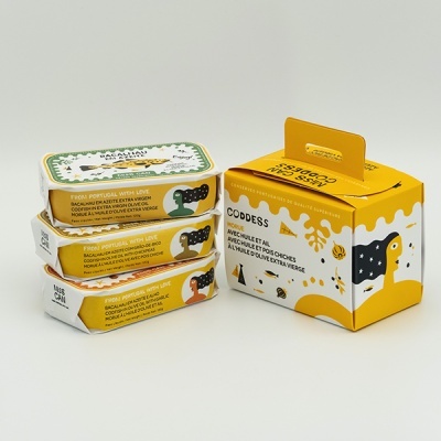 Três latas de sardinha empilhadas e uma caixa amarela com design e texto em fundo branco