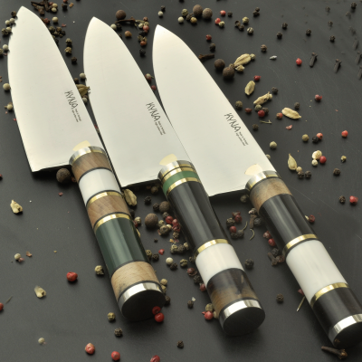 Conjunto de facas com lâminas de aço inox e cabos de madeira e resina, com grãos de pimenta ao redor