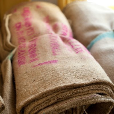 Sac de juta empilhados com marcações em tinta rosa