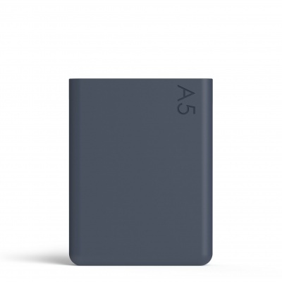 Agenda ou caderno formato A5 com capa azul escura e inscrição A5.