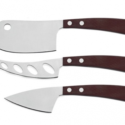 Três facas para queijo, lâminas de aço e cabos castanhos em fundo branco