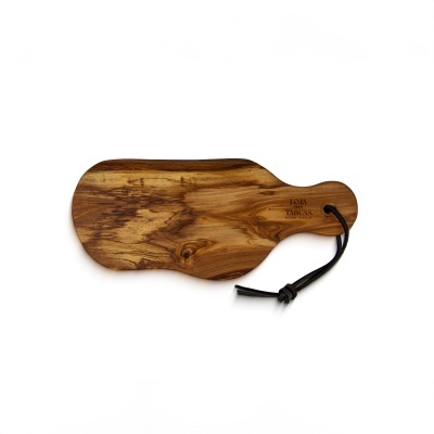 Tábua de cortar de madeira com corda preta na pega