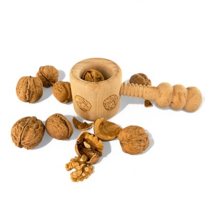 Amendoal de madeira clara com nozes inteiras e partidas