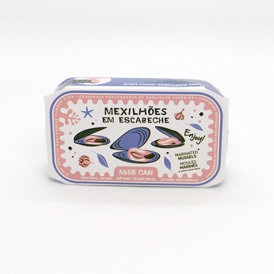 Lata de mexilhões em escabeche com ilustrações coloridas e texto em português e inglês