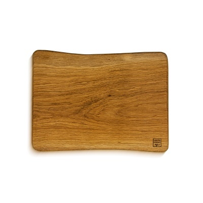 Tabuleiro de madeira retangular com textura natural e marca gravada KLIPPAN