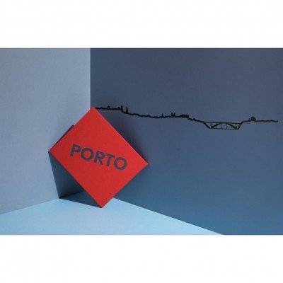 Quadro decorativo vermelho com a palavra PORTO e silhueta preta da cidade no fundo