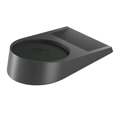 Base de carga preta triangular com símbolo circular gravado.