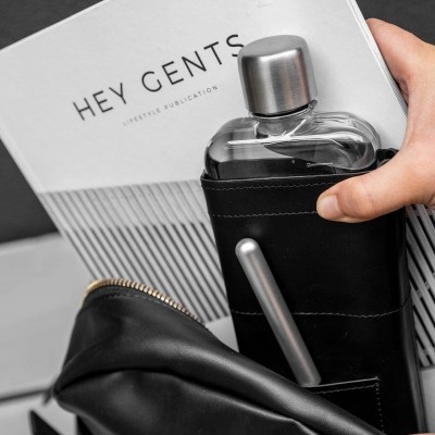 Garrafa com capa preta e caixa branca HEY GENTS
