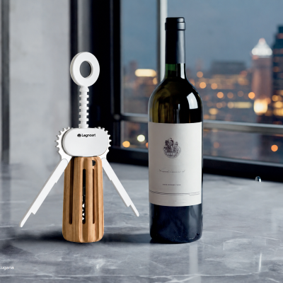 Abridor de vinho de madeira e branco junto a garrafa de vinho numa mesa de mármore com vista urbana ao fundo.