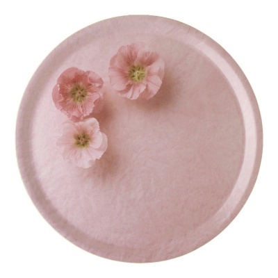 Prato redondo cor-de-rosa claro com três flores rosa decorativas