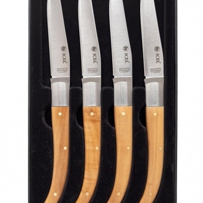 Conjunto de quatro facas com cabos de madeira em caixa preta.