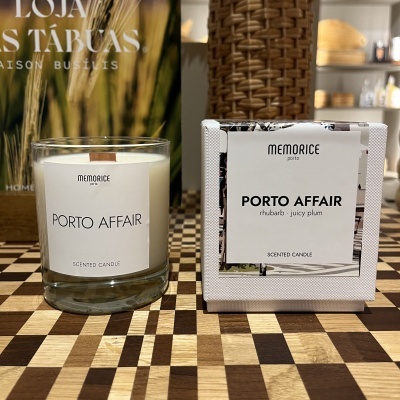 Vela perfumada Porto Affair MEMORICE em vidro transparente com caixa branca com padrão cinzento