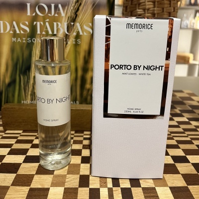 Spray para ambiente Porto BY NIGHT da MEMORICE com frasco e caixa sobre superfície xadrez