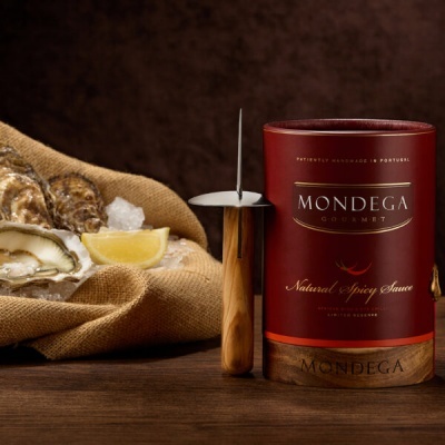 Frasco de molho MONDEGA GOURMET com cabo de madeira e ostras com limão