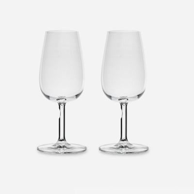 Dois copos de pé alto de vidro transparentes lado a lado