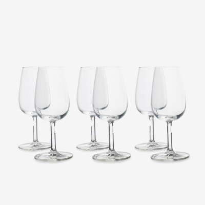 Seis copos de vinho tinto em vidro transparente com haste