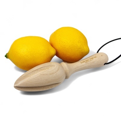 Espremedor de limão em madeira claro com duas limas amarelas
