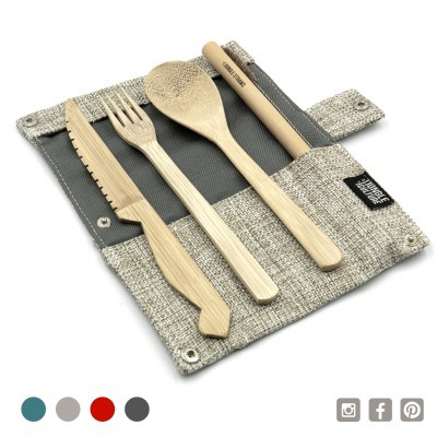 Conjunto de talheres de madeira numa bolsa cinza