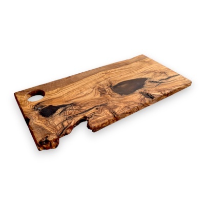 Tabua retangular de madeira natural com furo circular e padrões escuros