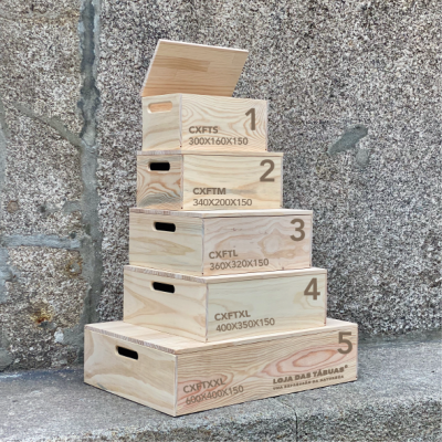 Cinco caixas de madeira empilhadas numeradas de 1 a 5 com dimensões e texto visível, contra uma parede cinzenta