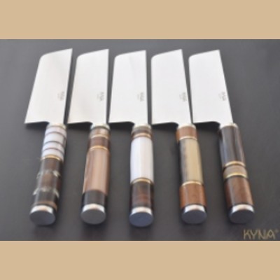 Conjunto de cinco facas com cabos variados em madeira e branco sobre superfície escura