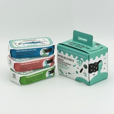 Latas de conserva coloridas e caixa verde de peixe PICKDELICIOUS