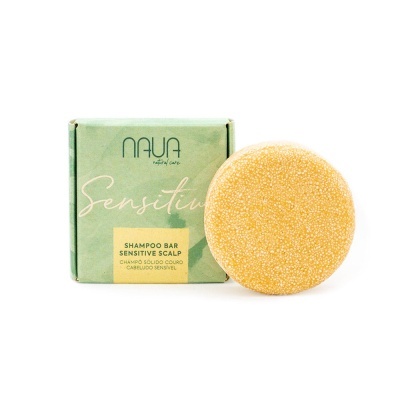 Champô sólido Naya Sensitive para couro cabeludo sensível, embalagem verde e barra redonda amarela