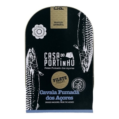 Embalagem preta de cavala fumada com texto branco e ilustrações de peixe