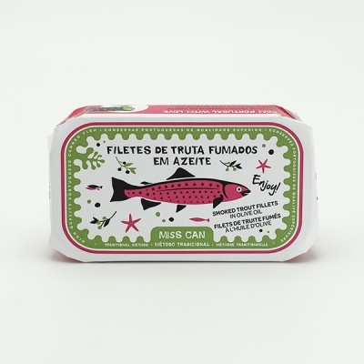 Lata de filetes de truta fumados em azeite com rótulo branco verde e desenhos de peixes
