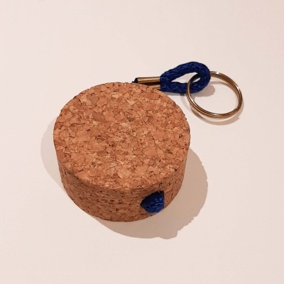 Chaveiro redondo de cortiça com argola metálica e cordão azul