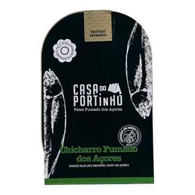 Embalagem preta de peixe fumado com ilustrações de peixes e textos em branco e verde