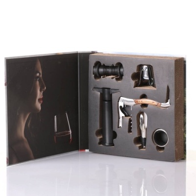 Conjunto de acessórios para vinho numa caixa preta com espuma