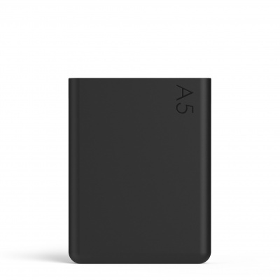 Caderno preto com inscrição A5 sobre fundo branco