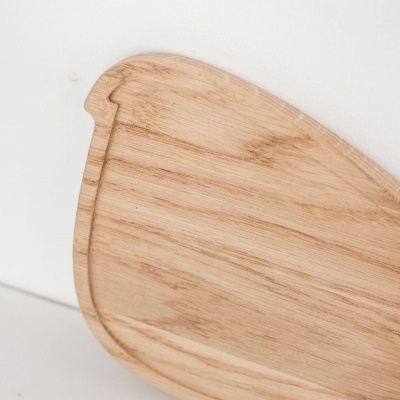 Tábuas de madeira clara em forma de pão com textura natural