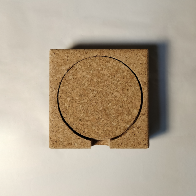 Suporte de cortiça quadrado com recorte circular para copo