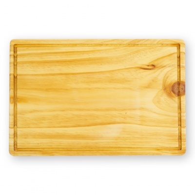 Tabuleiro retangular de madeira clara com sulco na borda