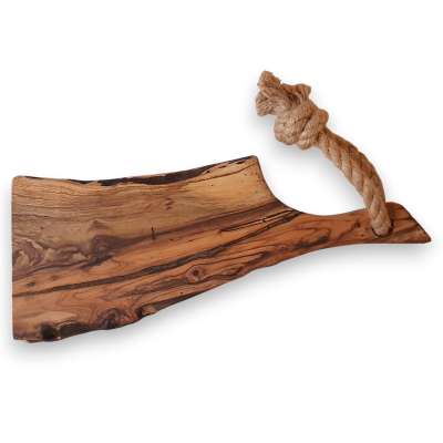 Tábua de corte de madeira com cabo e corda rústica