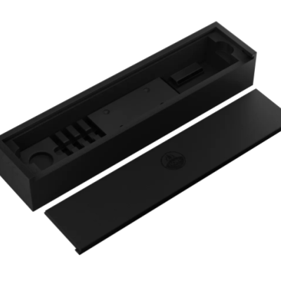 Caixa retangular preta aberta com compartimentos internos