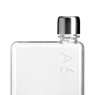 Frasco de vidro transparente com tampa metálica prateada e gravação A6