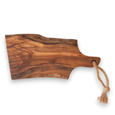 Tábua de madeira com cordão de ráfia sobre fundo preto