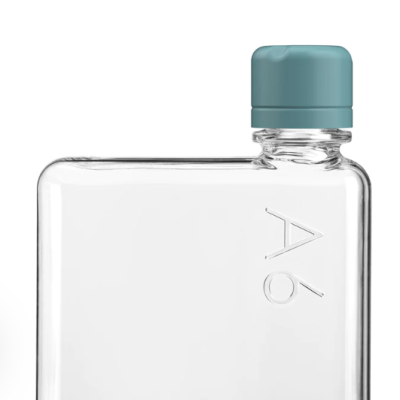 Garrafa de água transparente com tampa azul e gravação A6