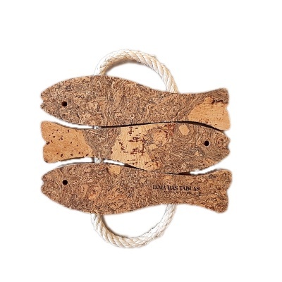 Tábua decorativa de cortiça com três peixes e corda branca