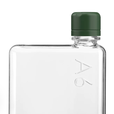 Garrafa retangular transparente com tampa verde e gravação A6