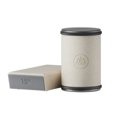 Conjunto de objetos bege com detalhes cinza, um é um cilindro com selo de árvores e outro um retângulo com '15°'