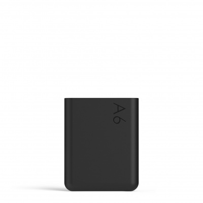 Power bank preto com texto A6 em fundo branco