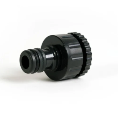 Conector de mangueira preto em plástico sobre fundo branco