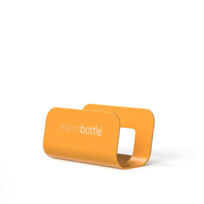 Suporte ou clipe laranja com texto memobottle