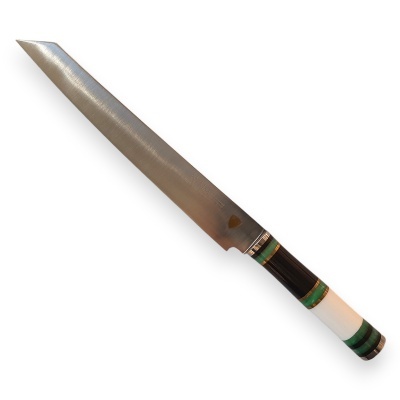 Faca com lâmina afiada e cabo colorido sobre fundo branco